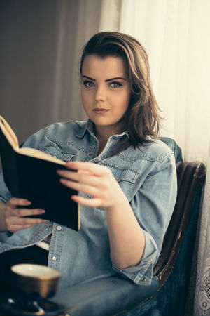 Î‘Ï€Î¿Ï„Î­Î»ÎµÏƒÎ¼Î± ÎµÎ¹ÎºÏŒÎ½Î±Ï‚ Î³Î¹Î± beautiful woman reading books