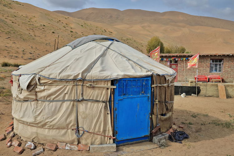 1069 lake tamaying-portable yurt/ger of nomadic herders raising camels and goats-badain jaran desert
