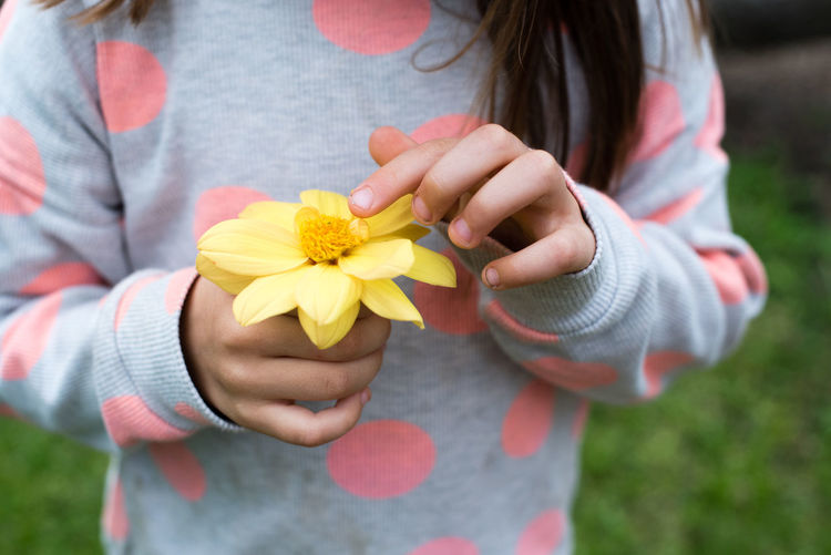 Close-up of a girl holding flower