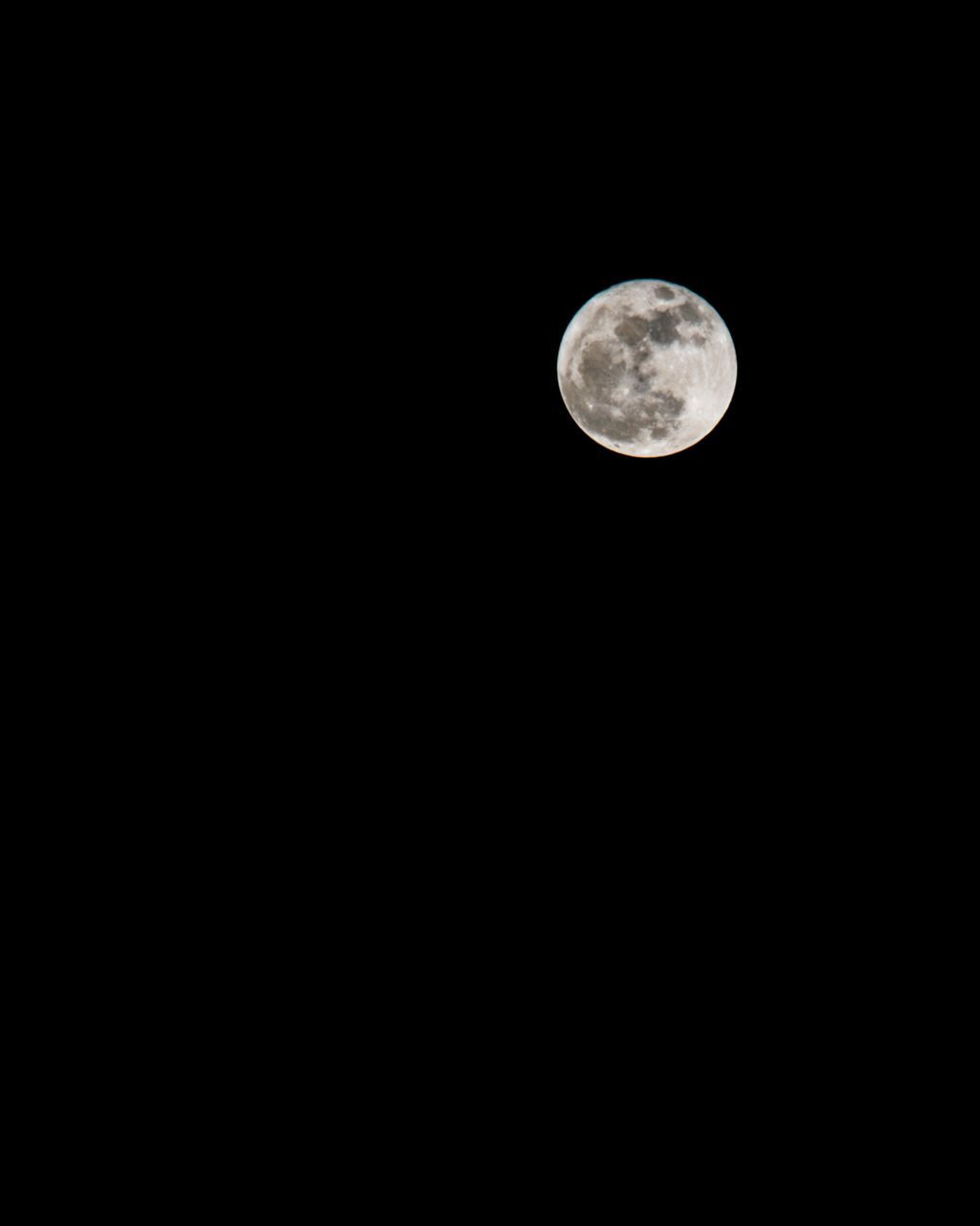 LOW ANGLE VIEW OF FULL MOON AGAINST CLEAR SKY