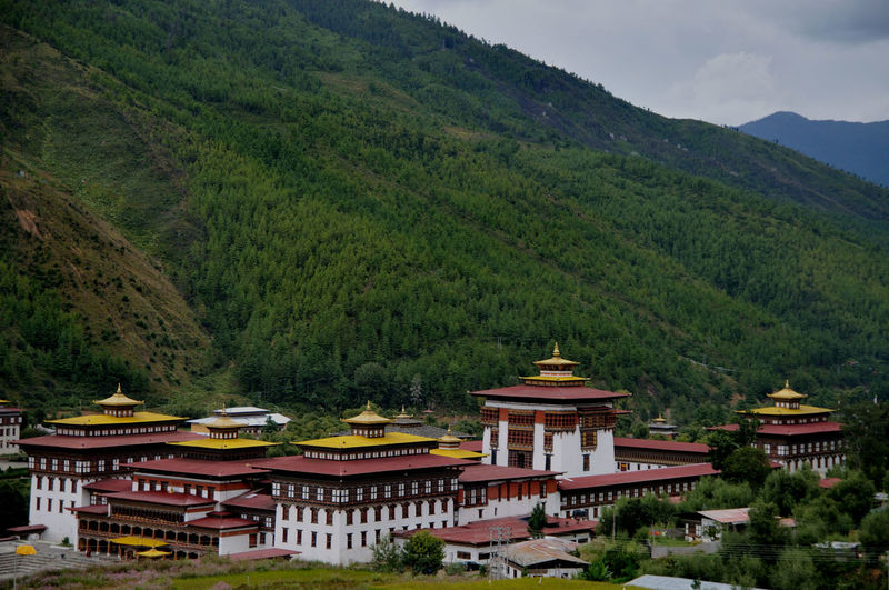 Thimpu dzong  is a buddhist monastery  on the northern edge of the city of thimpu in bhutan, 