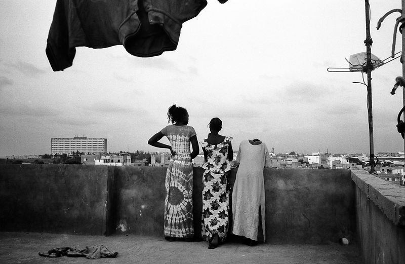 Femmes sur une terrasse qui surplombe la ville de dakar au sénégal 