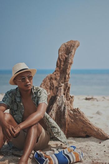 All the troubles, life is most comfortable sitting on the beach