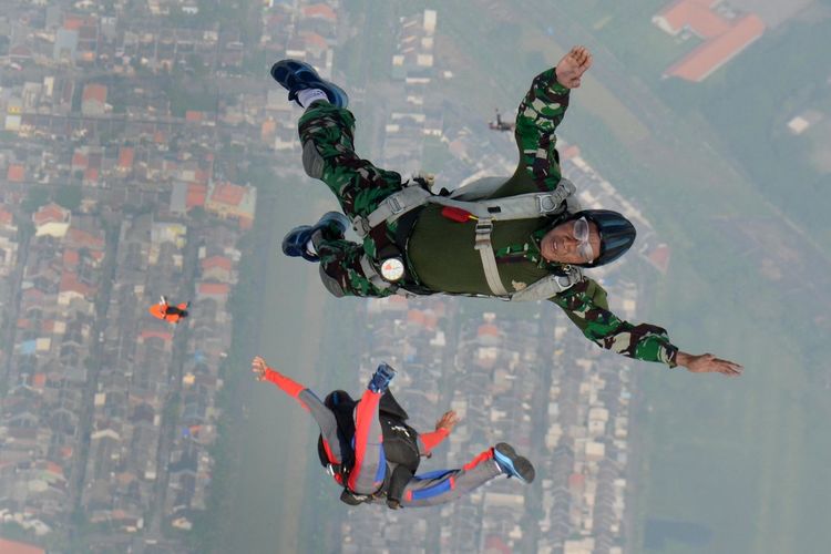 High angle view of soldiers skydiving