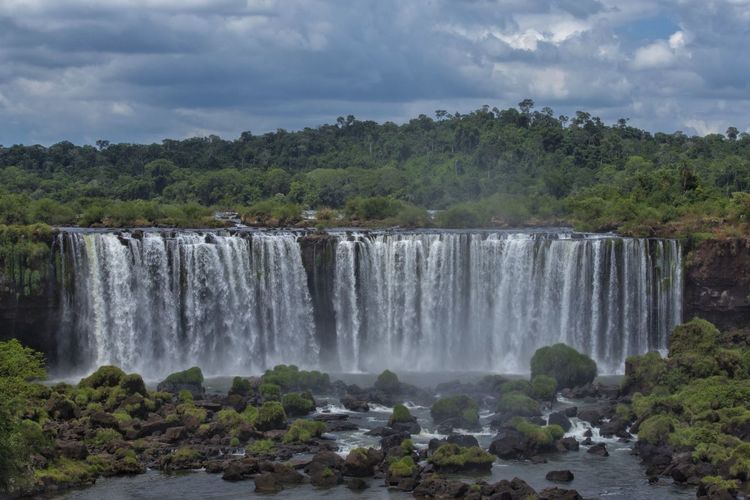 Scenic view of waterfall iguazu against sky