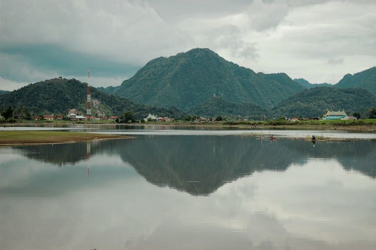 Scenic view of lake and mountains against sky