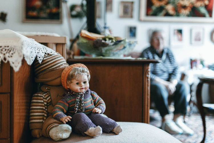 Im Rahmen eines Uni-Projektes habe ich eine Reportage in Bild und Text in einer Senioren-WG erstellt. In der habe ich 4 Bewohnerinnen, die alle fast 90 und über 90 Jahre alt, aber topfit, sind begleitet. Baby Babyhood Child Childhood Day Domestic Room Focus On Foreground Front View Full Length Furniture Home Interior Incidental People Indoors Innocence Lifestyles One Person Real People Representation Sitting This Is Aging Toy The Photojournalist - 2018 EyeEm Awards