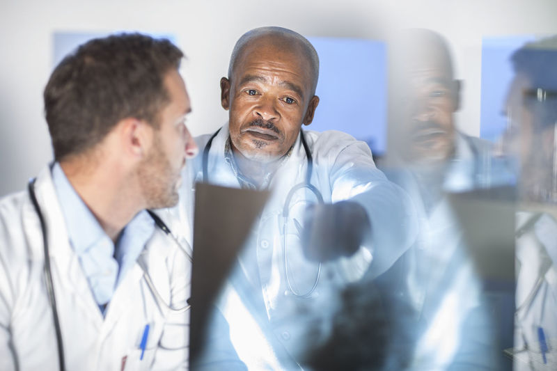 Two doctors analysing x-ray image