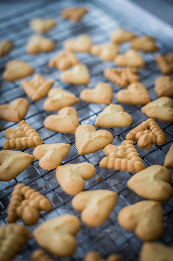 Close-up of cookies on cooling rack in baking sheet