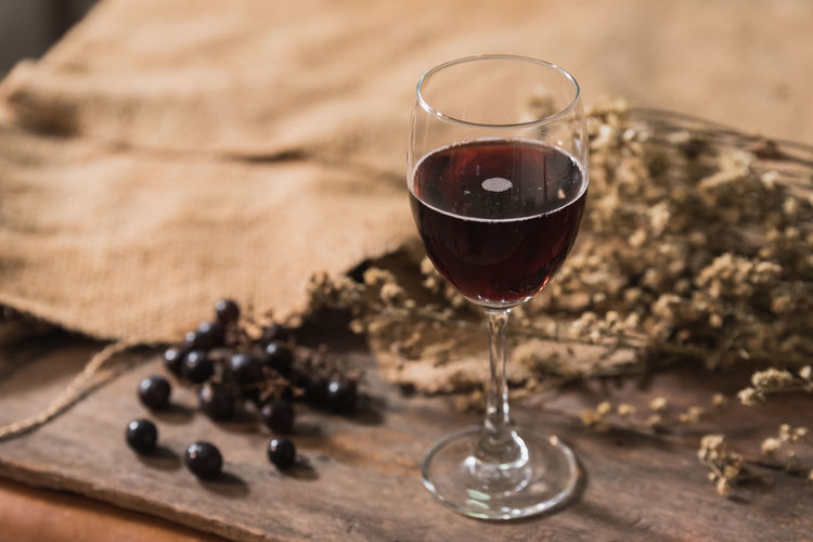 Red wine in glass on table