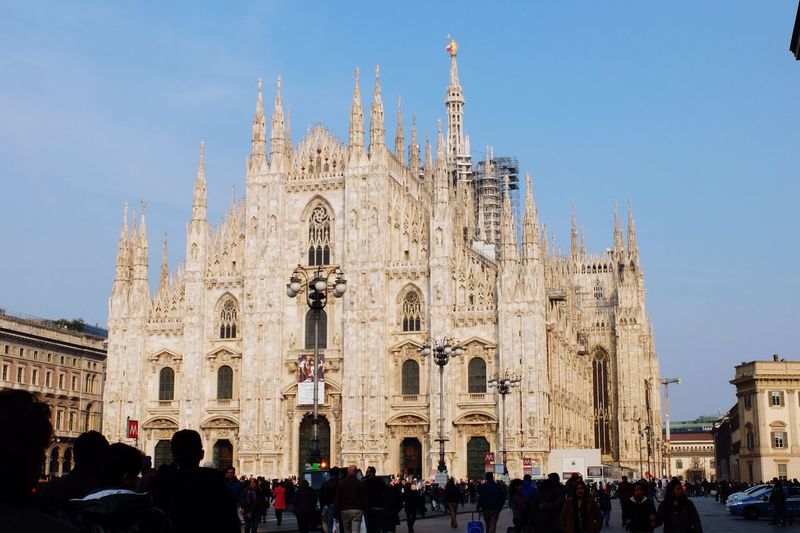 Tourists at milan cathedral