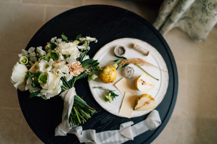 HIGH ANGLE VIEW OF FLOWER BOUQUET ON WHITE PLATE