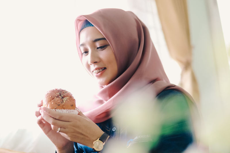 Hijab woman enjoying korean garlic bread
