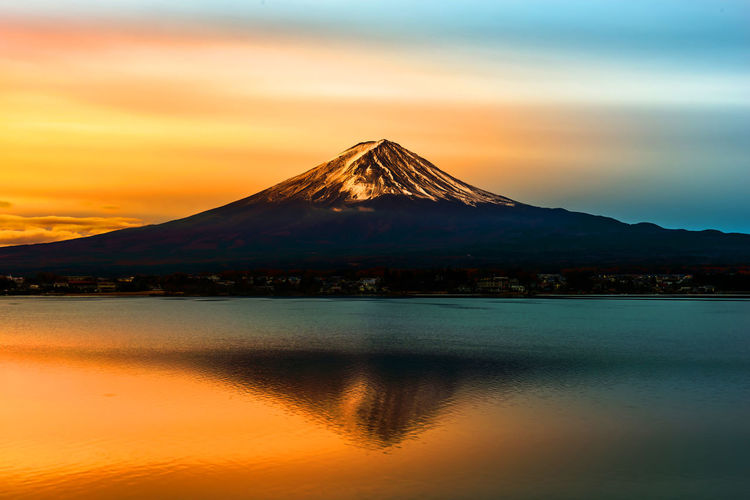 Mount fuji and lake shojiko at sunrise in japan