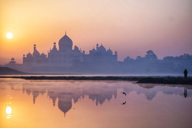 Reflection of the tajmahal during sunrise of winters
