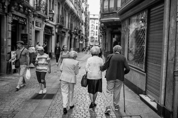 PEOPLE WALKING ON FOOTPATH IN CITY