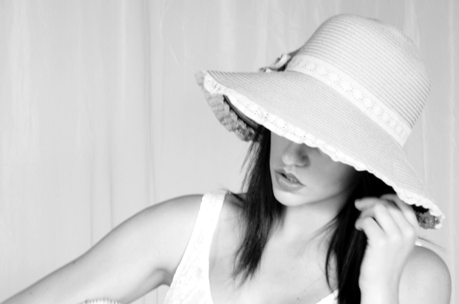 CLOSE-UP OF BEAUTIFUL YOUNG WOMAN WEARING HAT