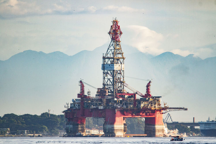 Oil rig drilling ship