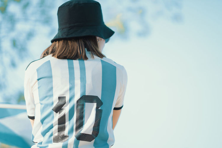 Woman with argentinian football team t-shirt