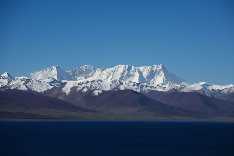 7000 m high peaks at lake namtso in tibet