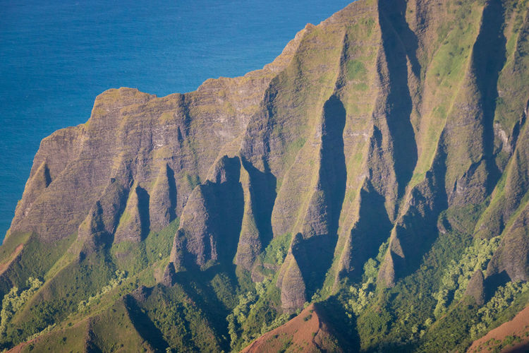 Close-up of na pali coast ridge seen from kalalau lookout on the hawaiian island of kauai, usa again