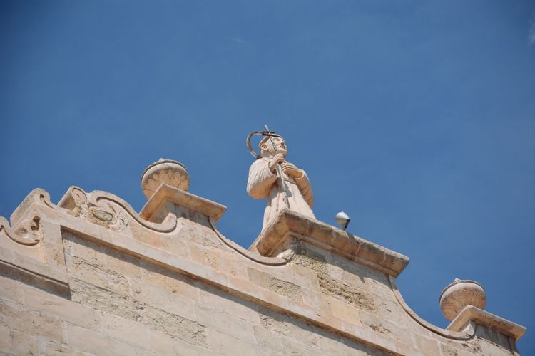 Sculpture on the roof 