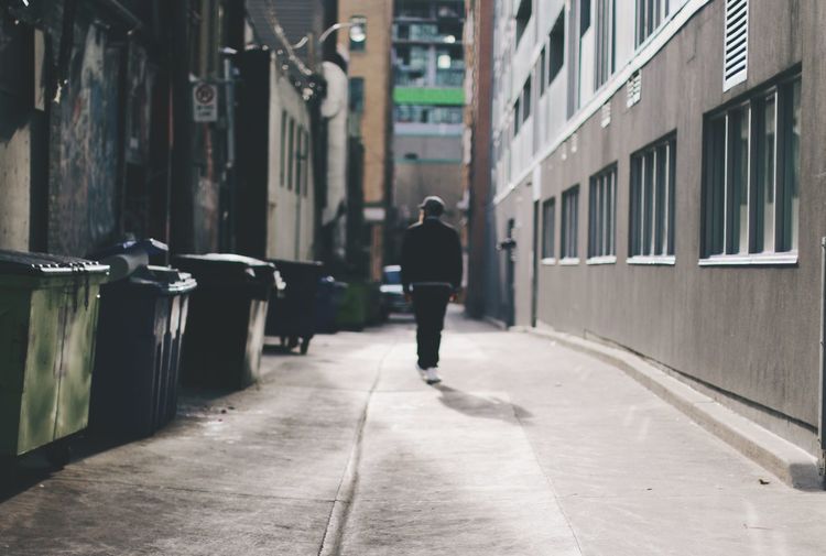 FULL LENGTH OF WOMAN WALKING IN CITY