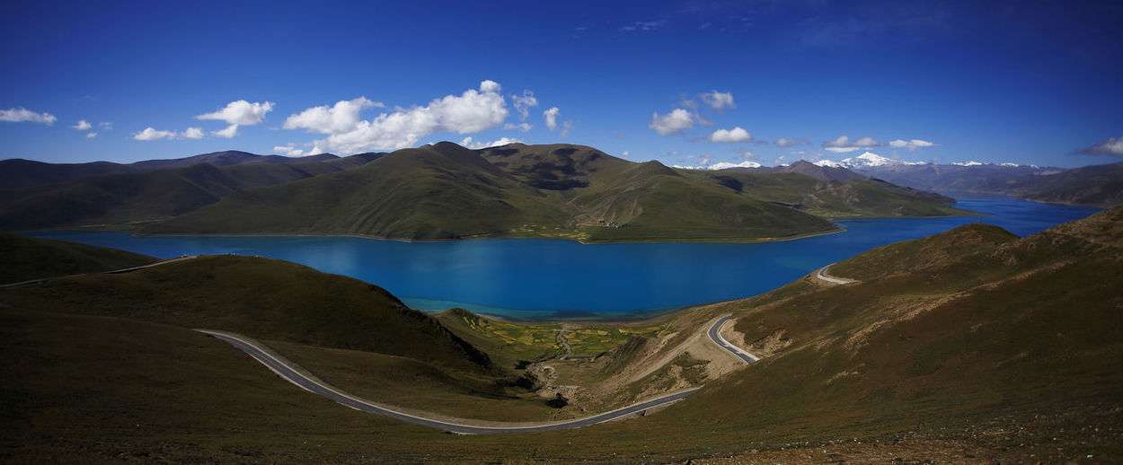 Panoramic view of yamdrok lake in tibet