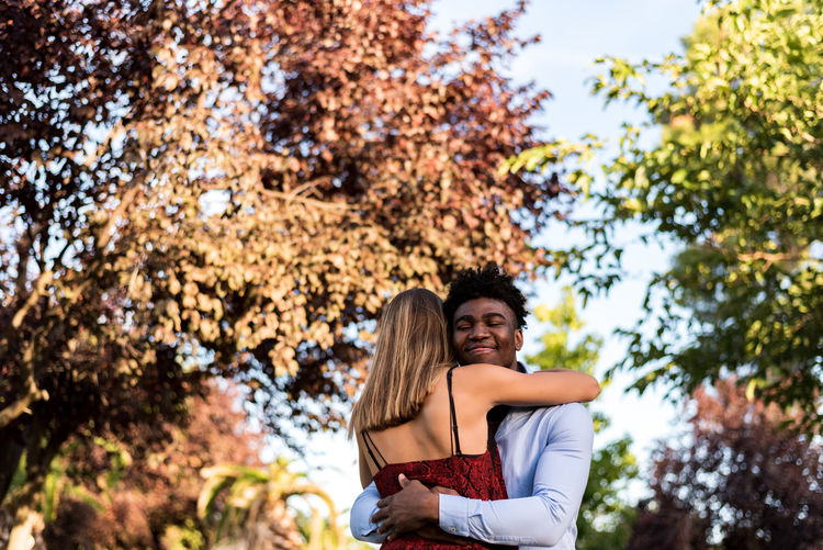 Young couple kissing on tree