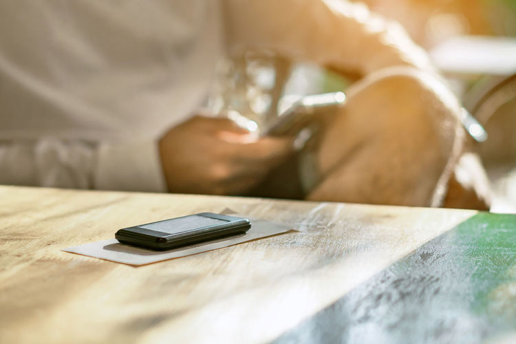 Queue wireless calling system restaurant or pager customers system with invoice on table 