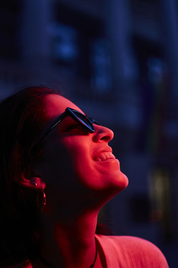 CLOSE-UP PORTRAIT OF WOMAN WEARING SUNGLASSES OUTDOORS