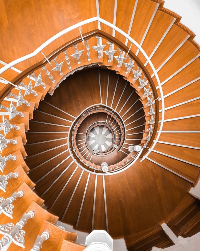 HIGH ANGLE VIEW OF SPIRAL STAIRCASE