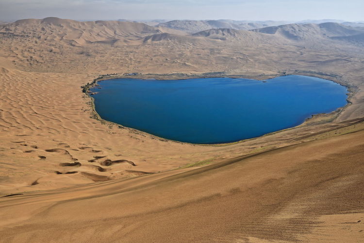 1185 full view nuoertu lake -biggest in the badain jaran desert-seen from its western megadune-china