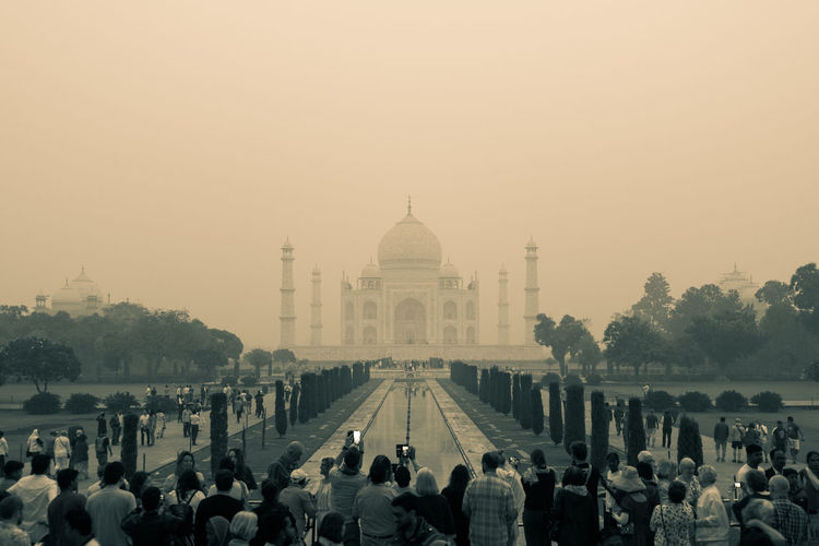 Group of people in front of taj mahal