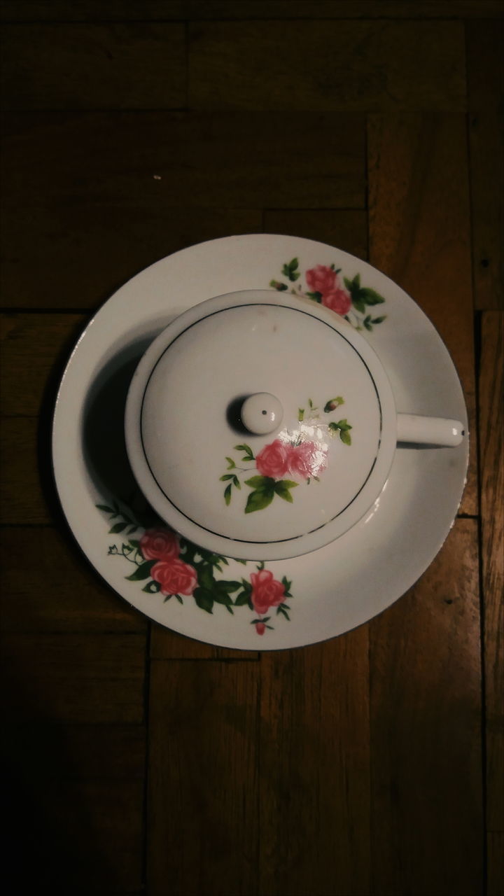 HIGH ANGLE VIEW OF TEA CUP ON TABLE