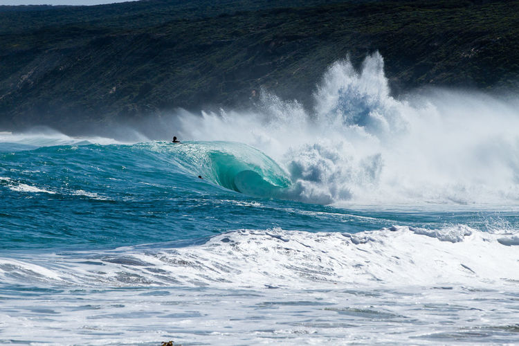Waves splashing in sea during high tide