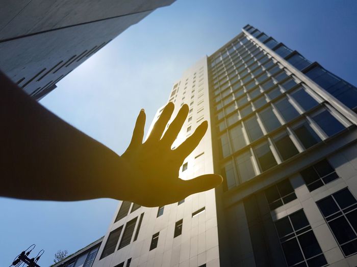 Raise a hand to protect from sunlight that reflect from high building