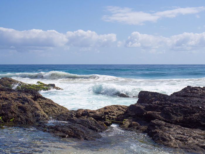 Ocean waves onto the rocks