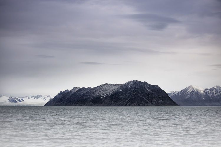 Mountain range kong haakons halvøy, krossfjord, svalbard