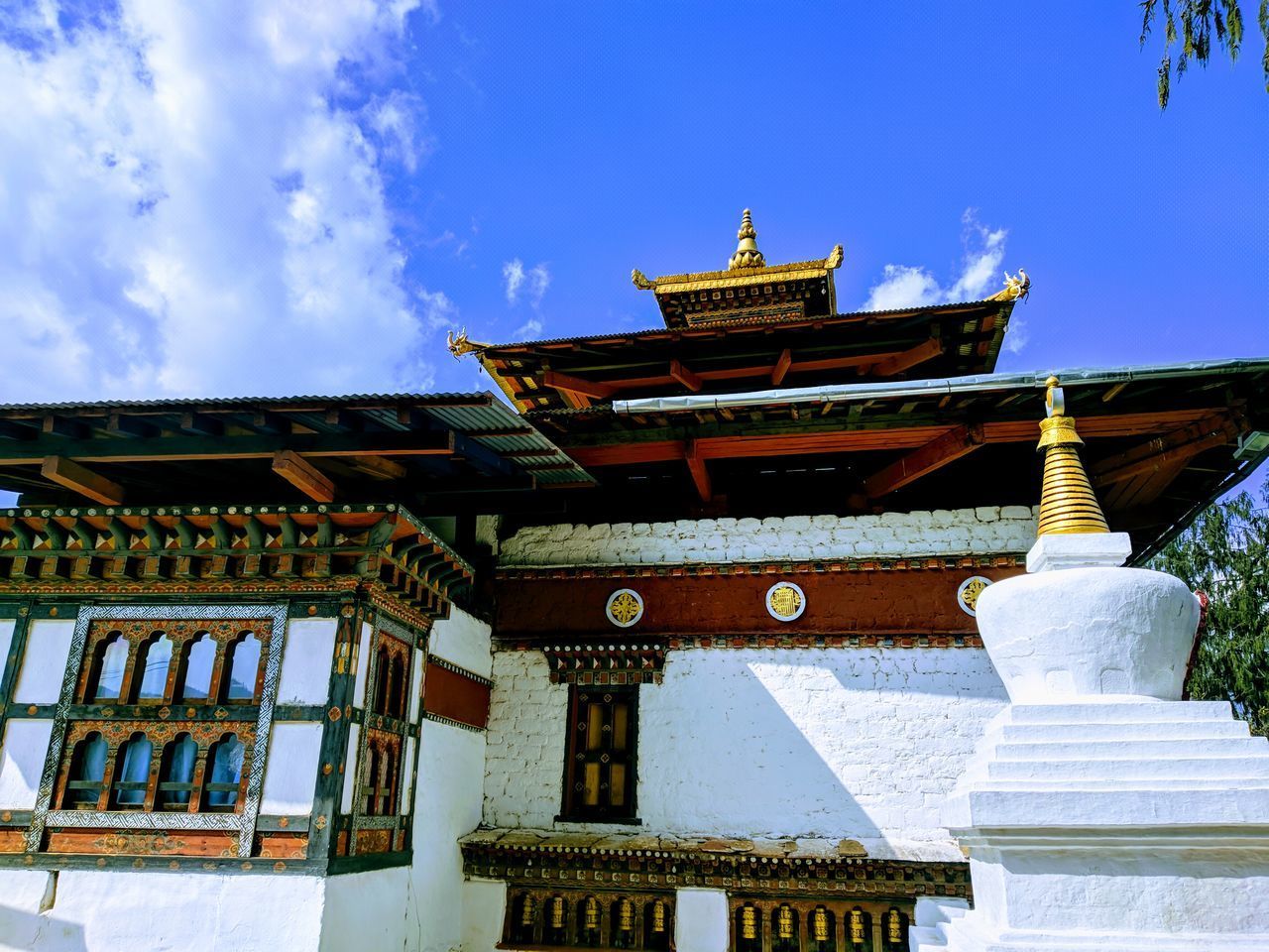 LOW ANGLE VIEW OF TRADITIONAL BUILDING AGAINST SKY