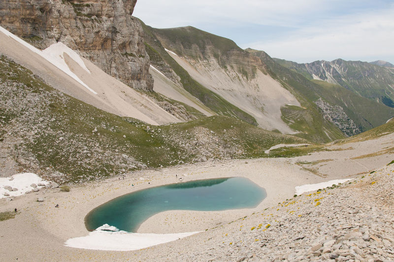View of emerald lake, lago di pilato in the vettore mountain, marche