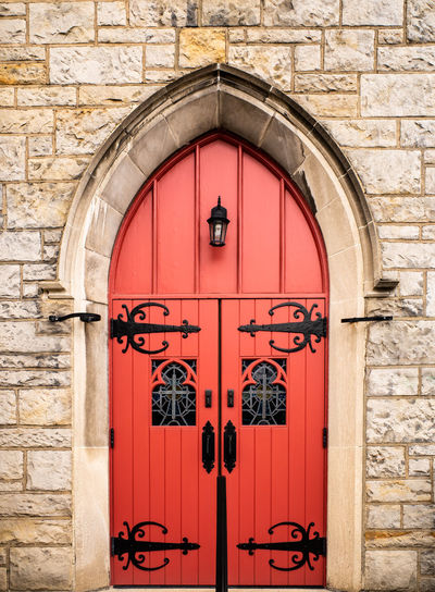 Southminster presbyterian church in mt lebanon, pennsylvania, with its red door.