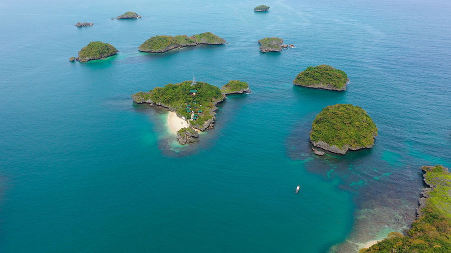 Tropical islands with blue lagoons in the azure water of the sea. hundred islands national park