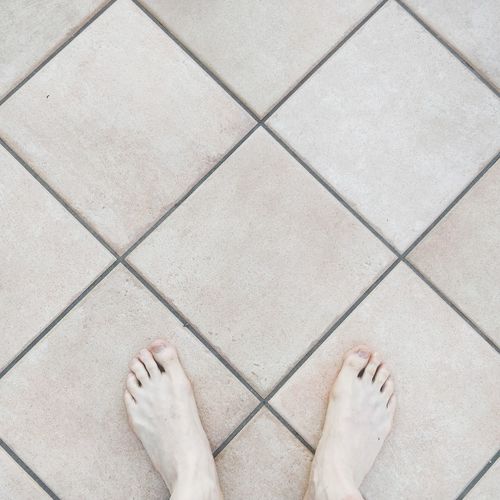 White feet on a pavement