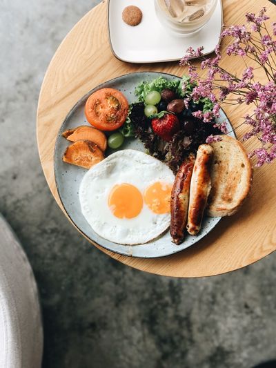 HIGH ANGLE VIEW OF BREAKFAST IN PLATE ON TABLE