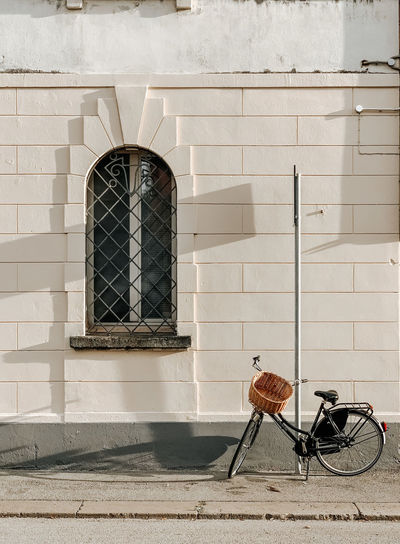 Bicycle against wall of building, afternoon sun