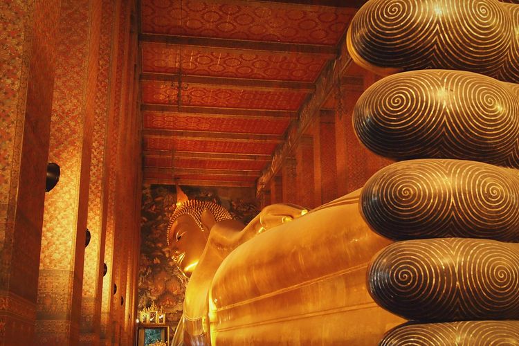 Lying buddha statue at wat pho temple