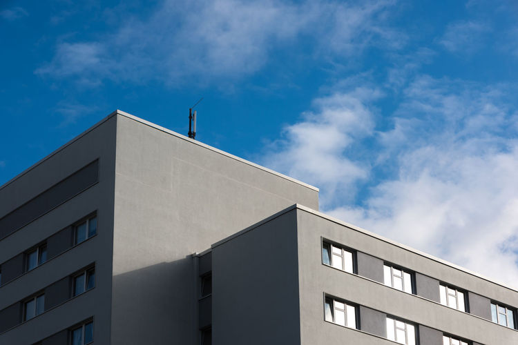An antenna on a minimalist gray building