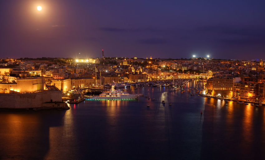 Medieval fort st. angelo on a peninsula with scenic grand harbour view with yachts, valletta, malta