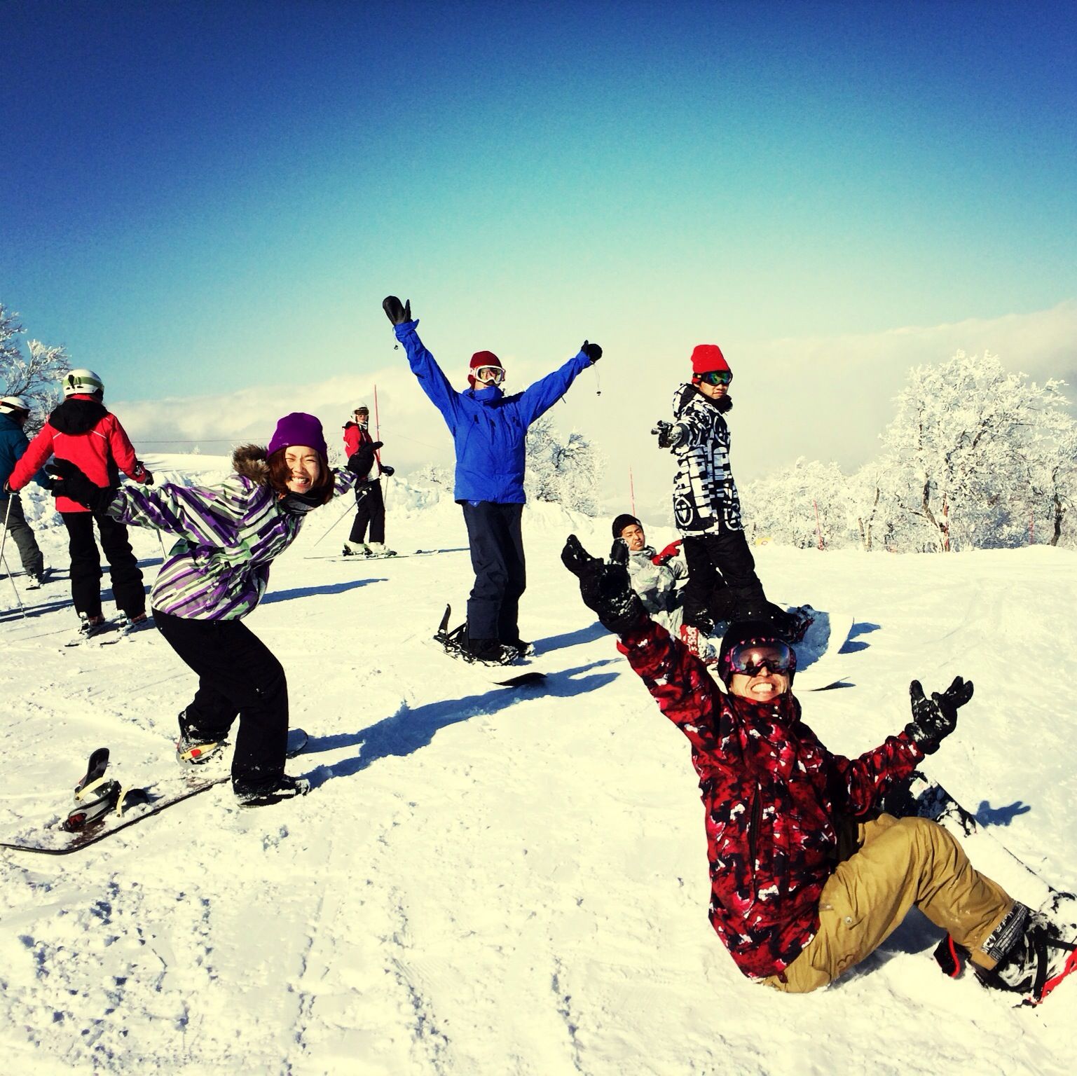 leisure activity, lifestyles, enjoyment, fun, full length, men, extreme sports, togetherness, vacations, skill, vitality, clear sky, winter sport, sport, excitement, winter, large group of people, snow, jumping